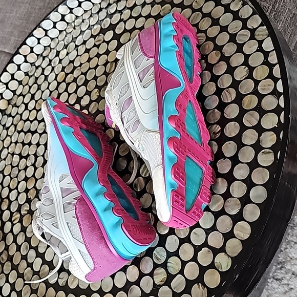 NWOT PUMA SNEAKERS - Picture 2 of 10